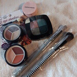 Eyeshadow and brushes
